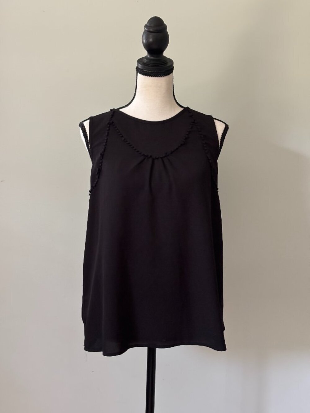 Cooper & Ella Black Trim Detail Keyhole Back Blouse Size L Like New